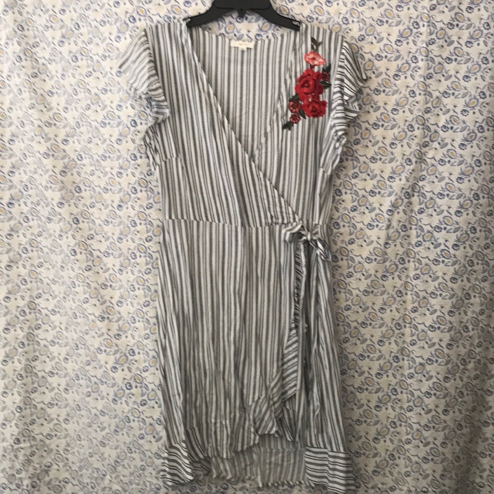 NWOT Striped flower faux wrap dress 🌸